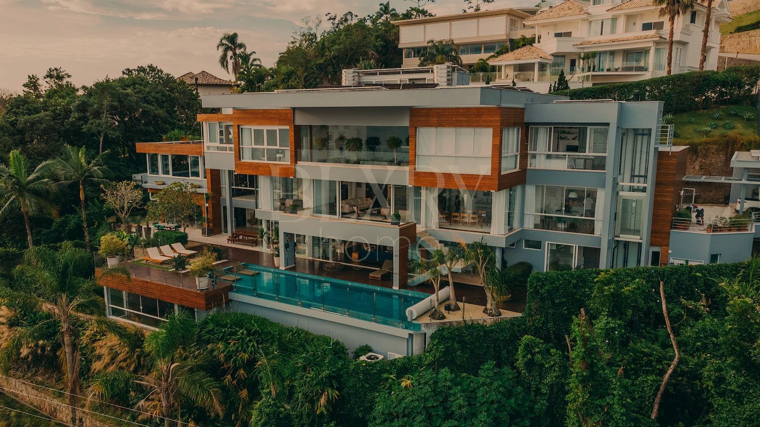 Casa frente mar em condomínio fechado no Cacupé, à venda em Florianópolis