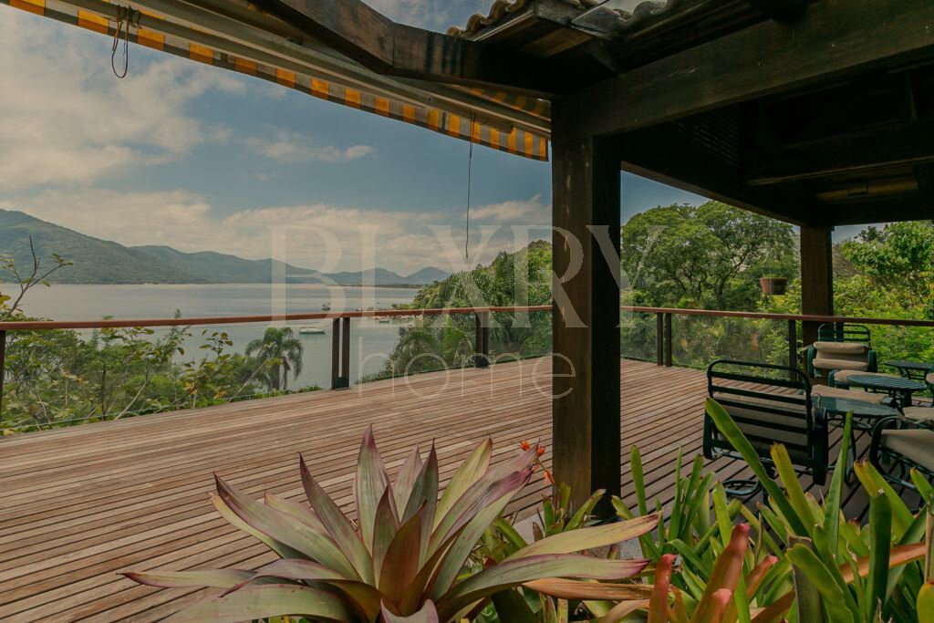 A Casa Itália está à venda e é um dos lugares mais exclusivos no Brasil e no mundo, aqui na Lagoa da Conceição em Florianópolis. Primeiramente, está totalmente imersa na naturez. Em uma área com 20 mil m² e mais de 266m de beira de Lagoa, ao lado da Praia Mole.