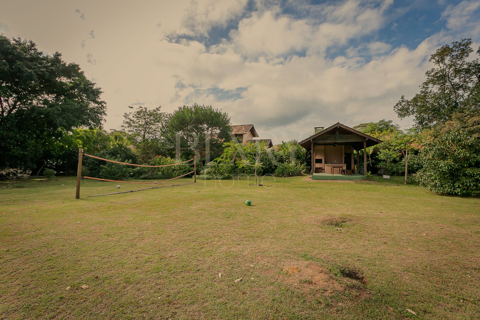 CASA EM CONDOMÍNIO NO RIO TAVARES