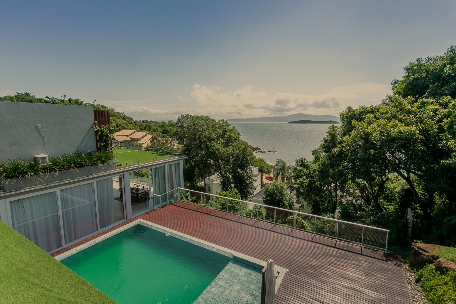 CASA EM CONDOMINIO FECHADO NO SAMBAQUI