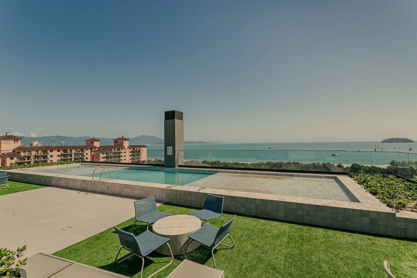 Apartamento com 3 suítes e vista mar em Jurerê Internacional