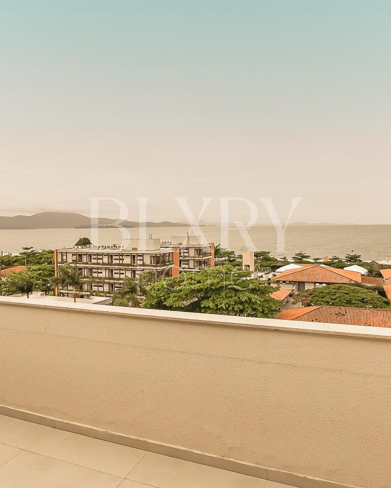 Cobertura duplex com vista para o mar em Jurerê Internacional