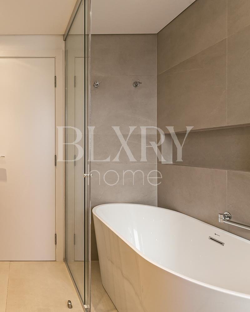 Cobertura duplex com vista para o mar em Jurerê Internacional