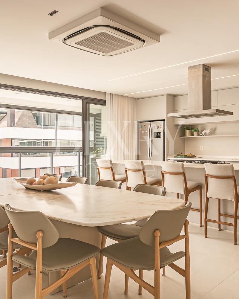 Apartamento com vista mar em Jurerê Internacional
