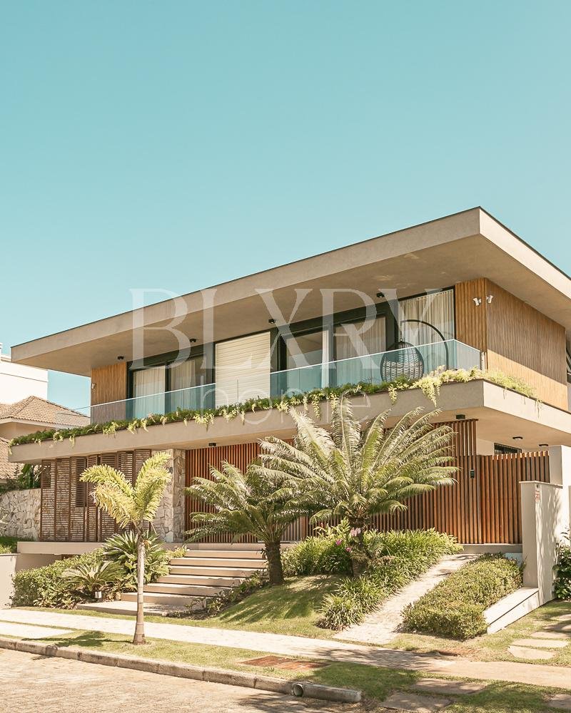 Casa com 5 suítes em Jurerê Internacional