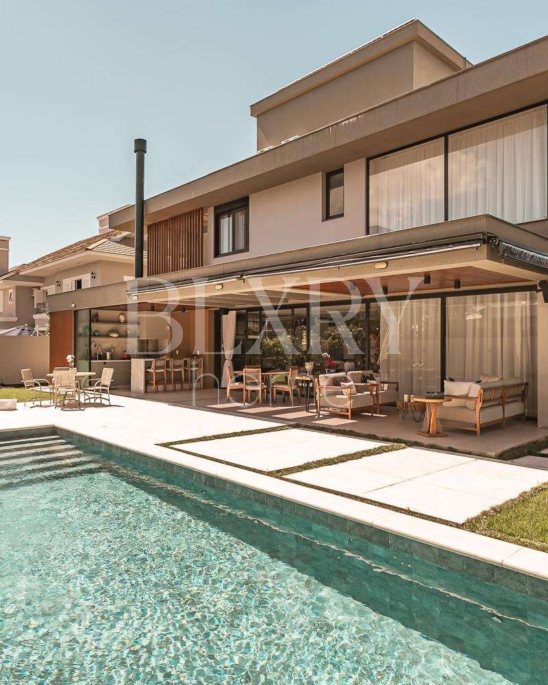 Casa com 5 suítes em Jurerê Internacional