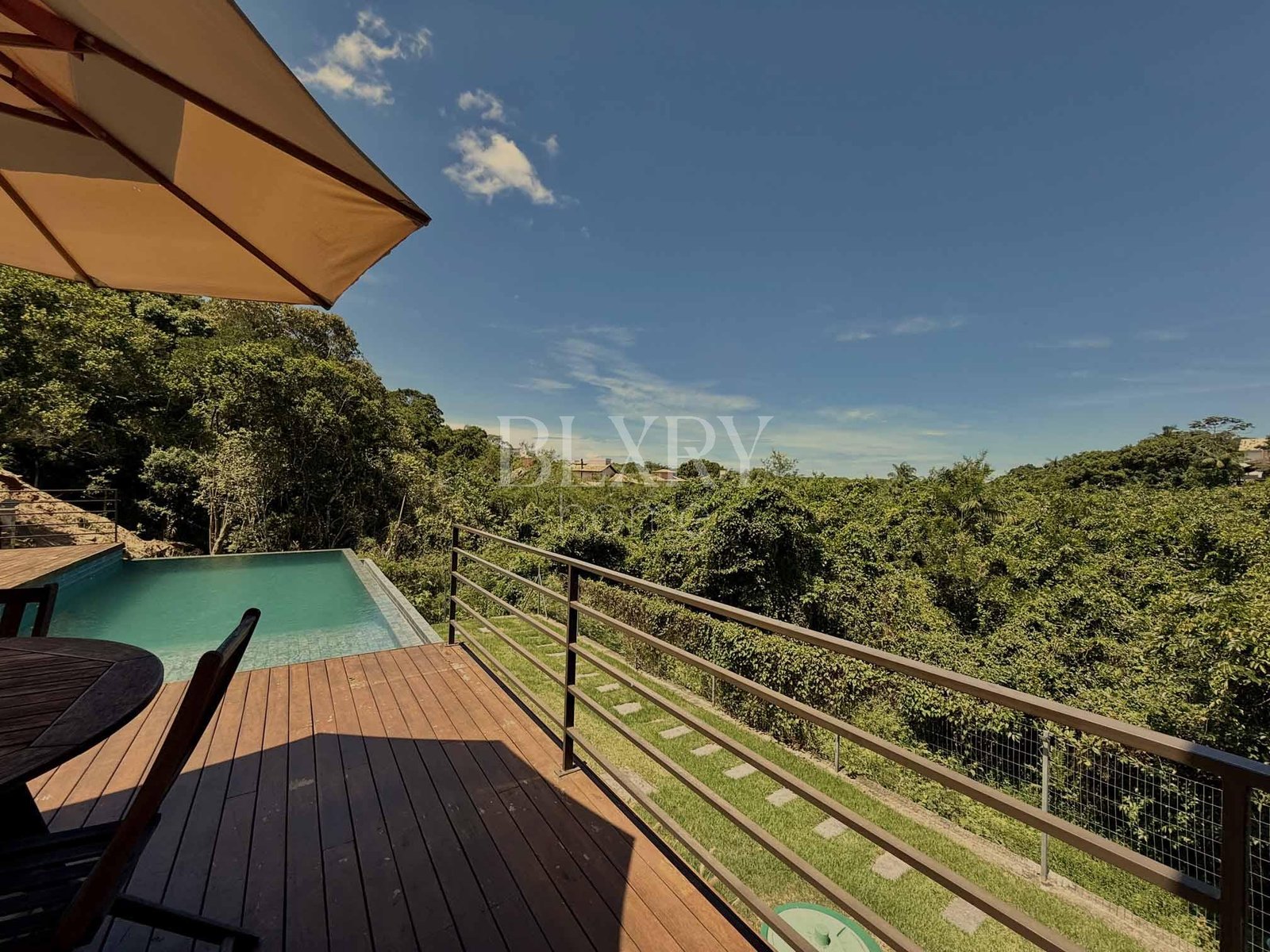 Casa em condomínio fechado com acesso à praia no Rio Tavares