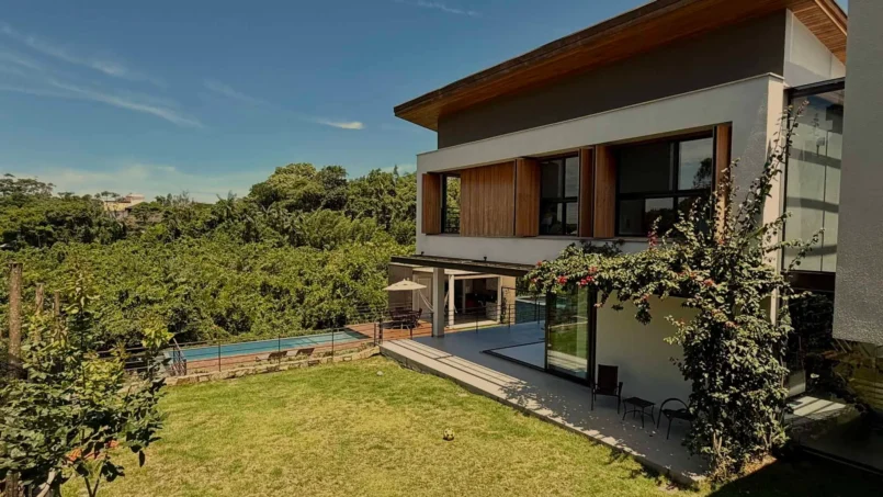 Casa em condomínio fechado com acesso à praia no Rio Tavares