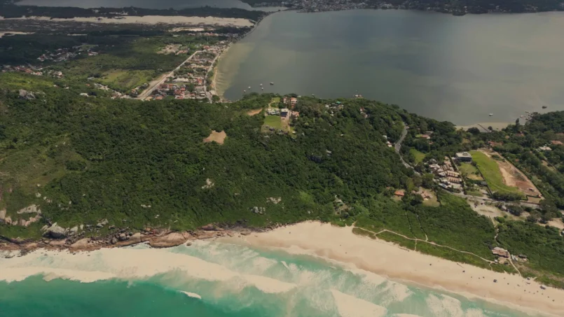 TERRENO NA PRAIA MOLE