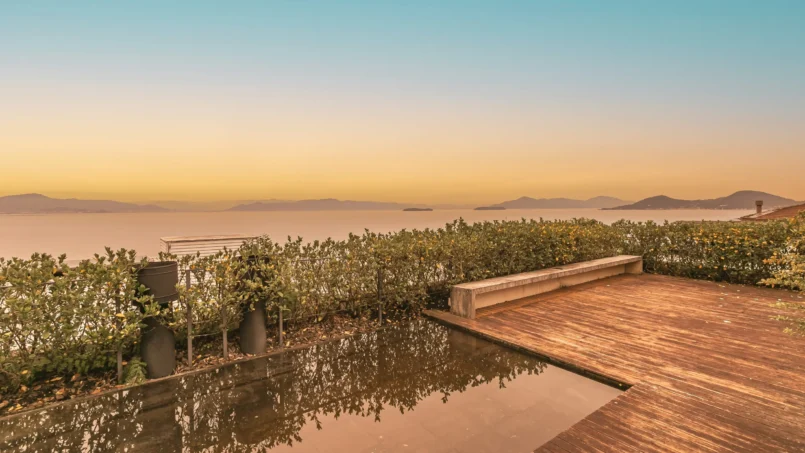 Casa em condomínio frente mar no Cacupé