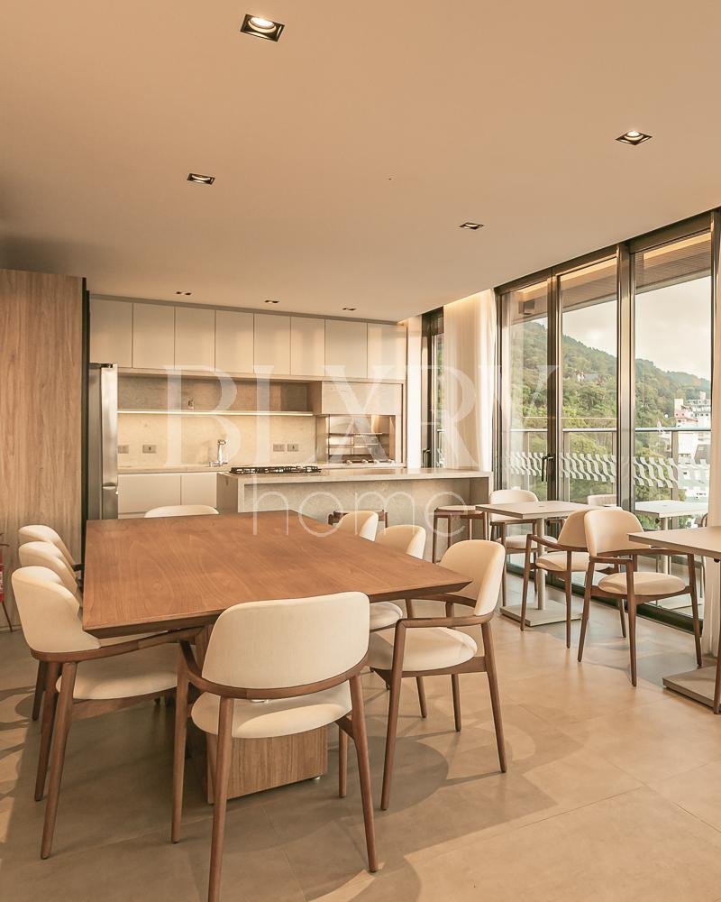 Apartamento com vista mar em Jurerê Internacional