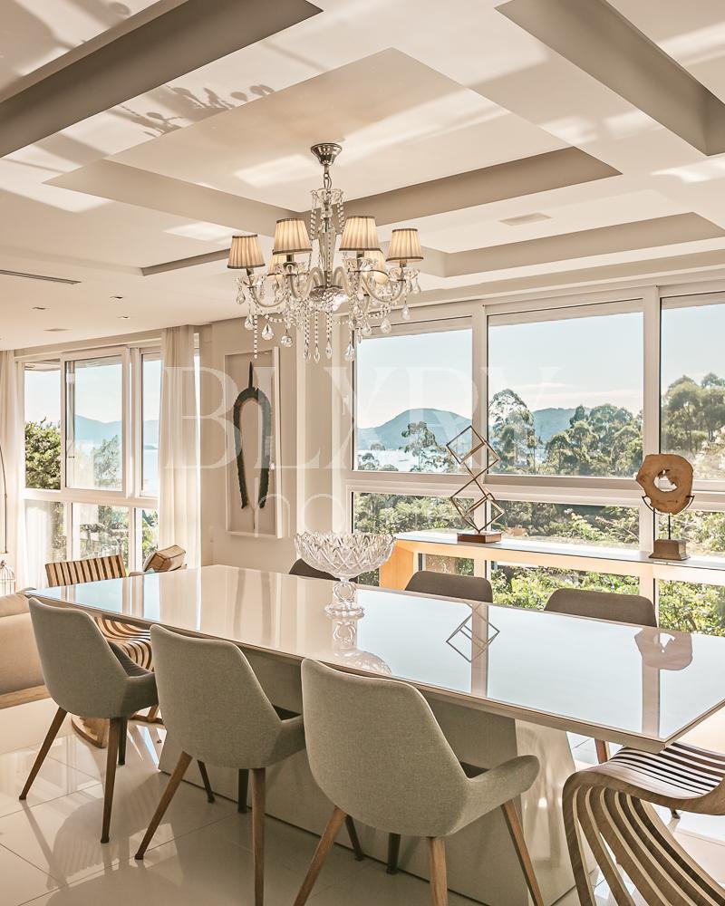 Casa no condomínio Saint Barth no Cacupé