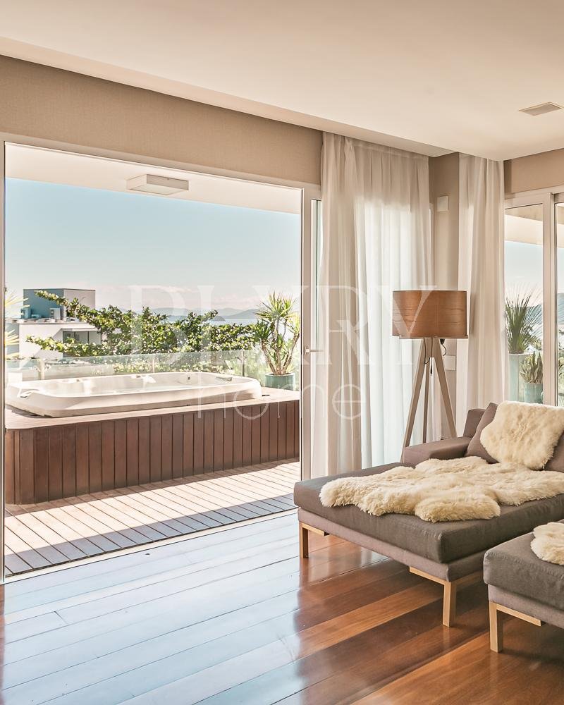 Casa no condomínio Saint Barth no Cacupé