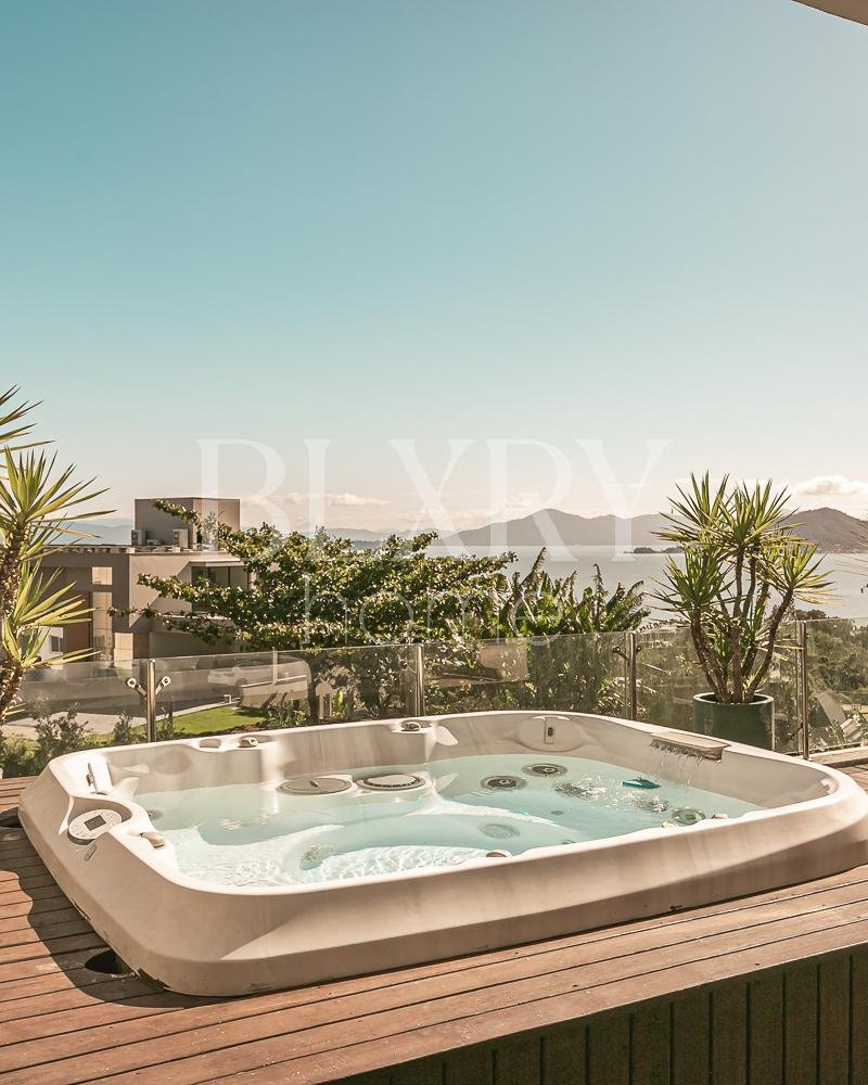 Casa no condomínio Saint Barth no Cacupé