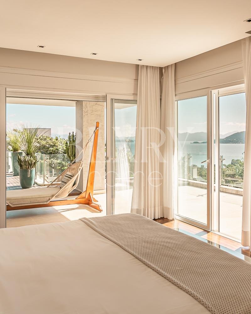 Casa no condomínio Saint Barth no Cacupé