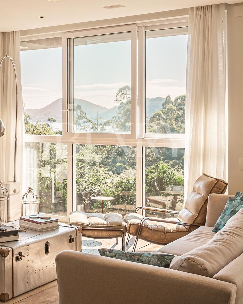 Casa no condomínio Saint Barth no Cacupé