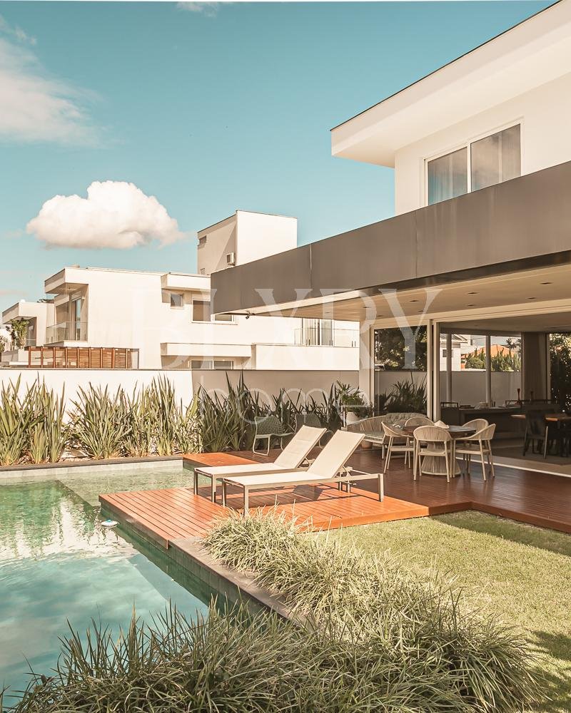 Casa com 4 suítes em Jurerê Internacional