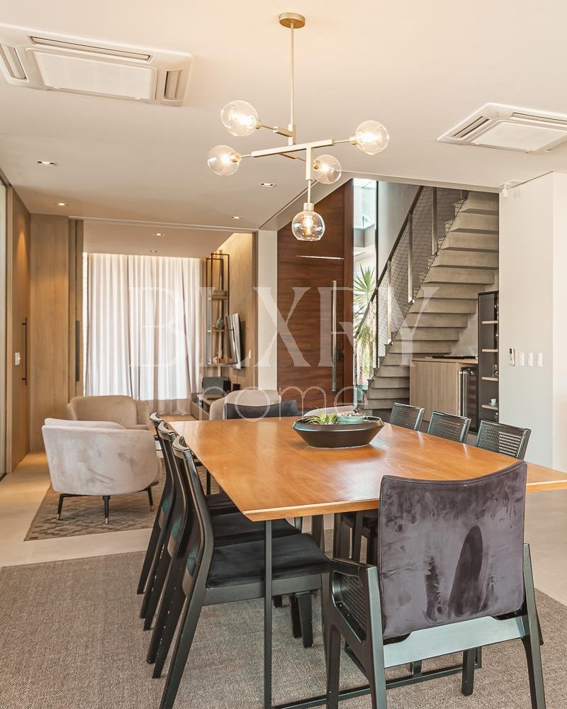 Casa com 4 suítes em Jurerê Internacional