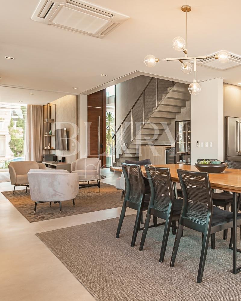 Casa com 4 suítes em Jurerê Internacional