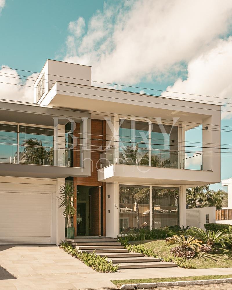 Casa com 4 suítes em Jurerê Internacional