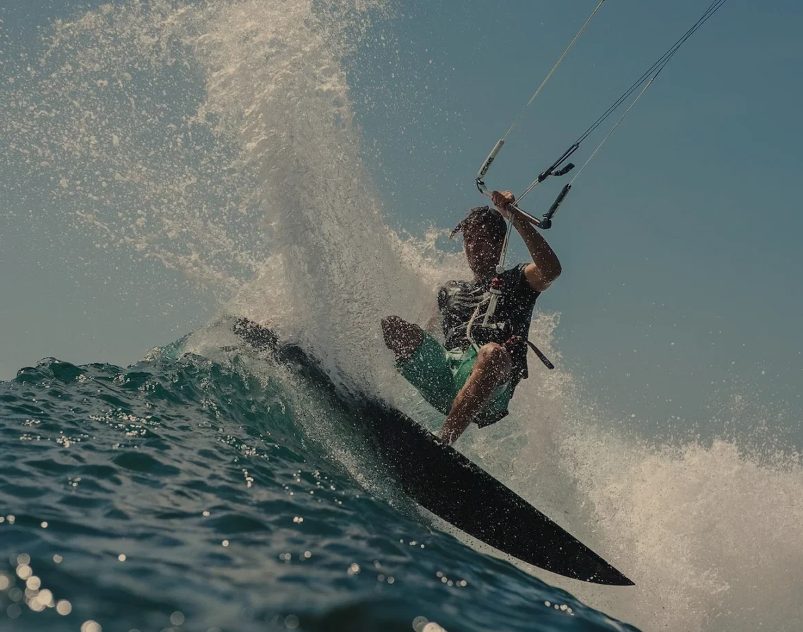 Gabriel Benetton: Campeão Mundial de Kite Surf Treina em Floripa e Impressiona com Manobras no Riozinho