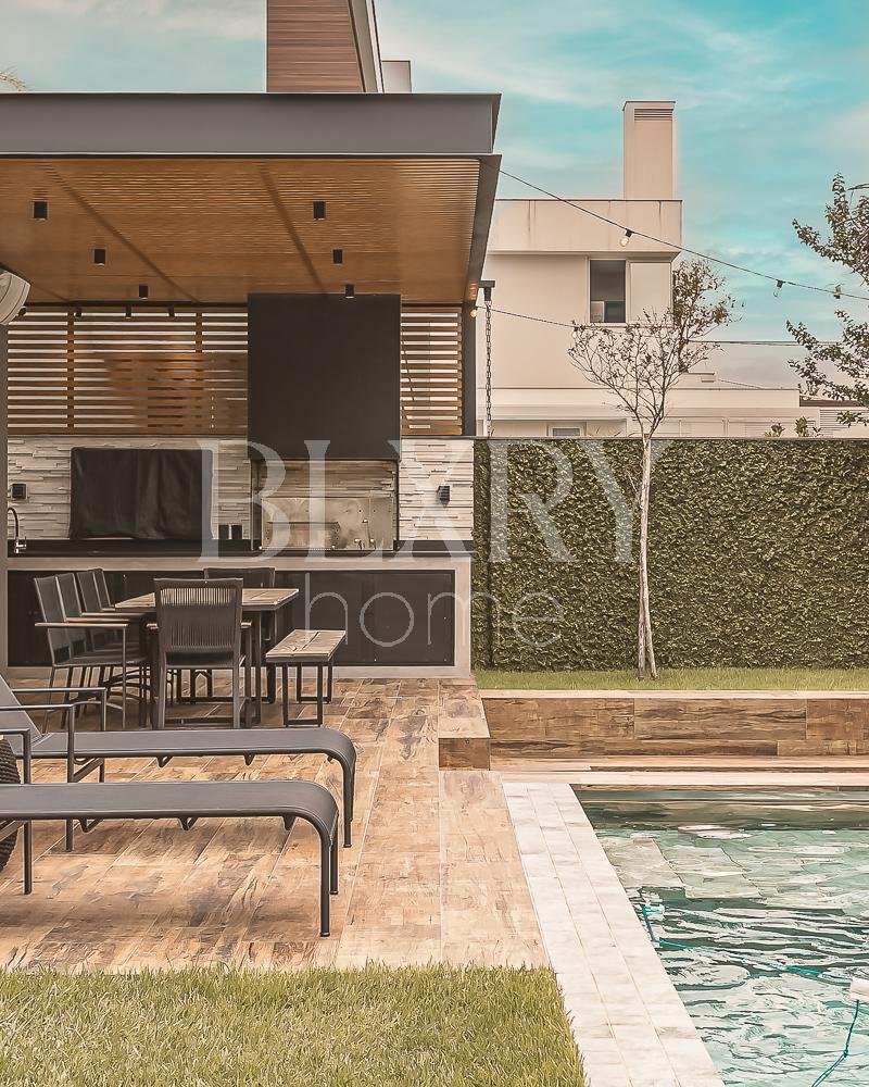 Casa com 4 suítes em Jurerê Internacional