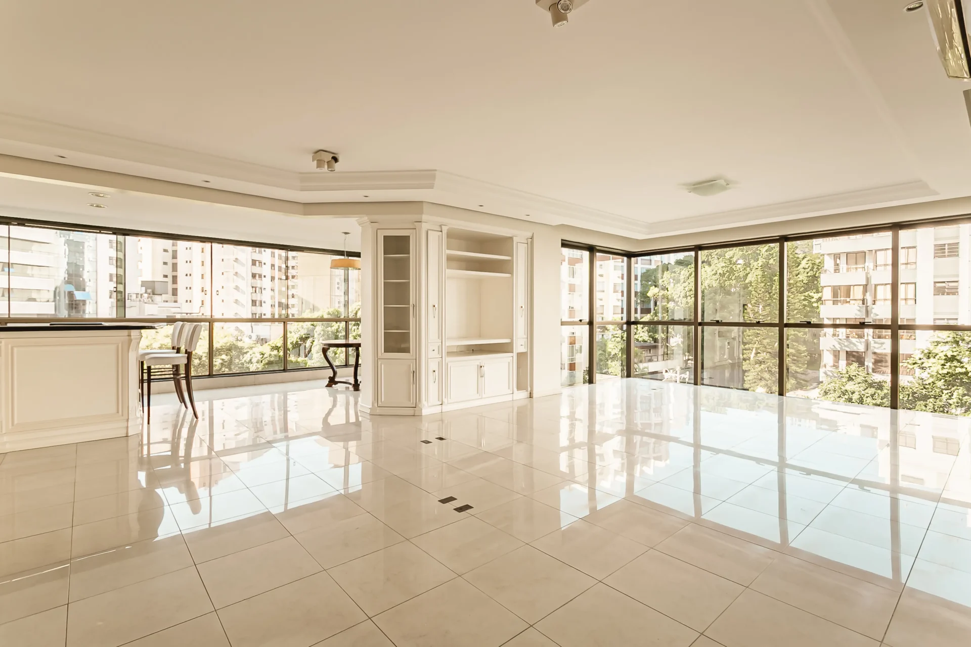 Apartamento com 3 suítes no Centro