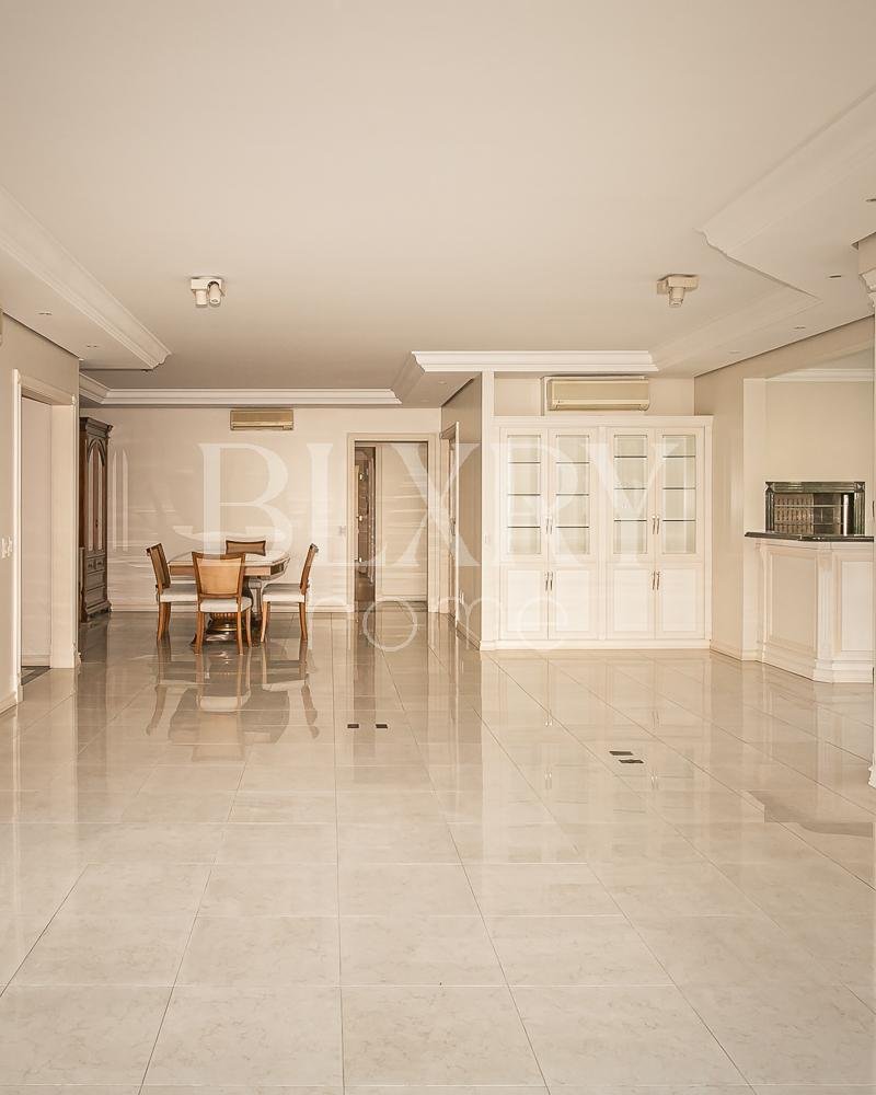 Apartamento com 3 suítes no Centro